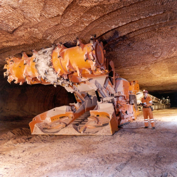 Underground mining machinery 
